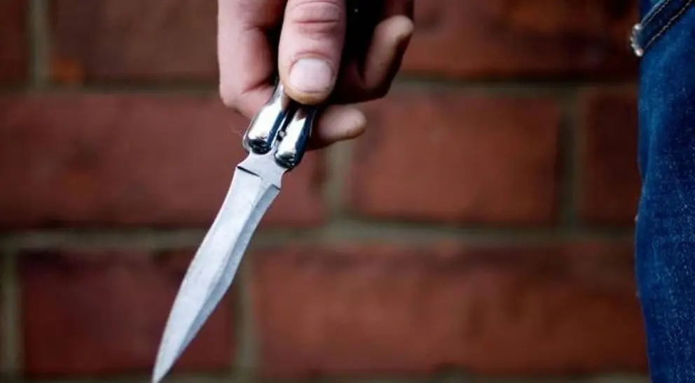 Atraca en plena calle a un hombre en Ronda y le rompe la cara de un navajazo