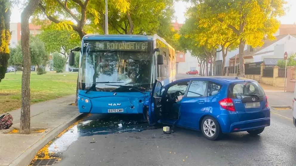 Un coche se estrella contra un autob&uacute;s en Jerez con ni&ntilde;os y ni&ntilde;as que iban al colegio