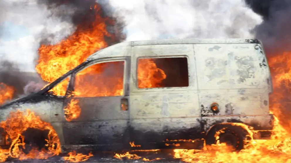 Furgoneta en llamas
