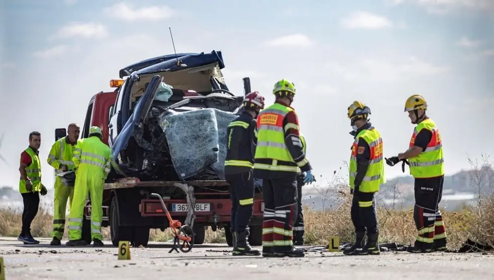 Un muerto tras chocar una furgoneta y un coche en El Castillo de las Guardas