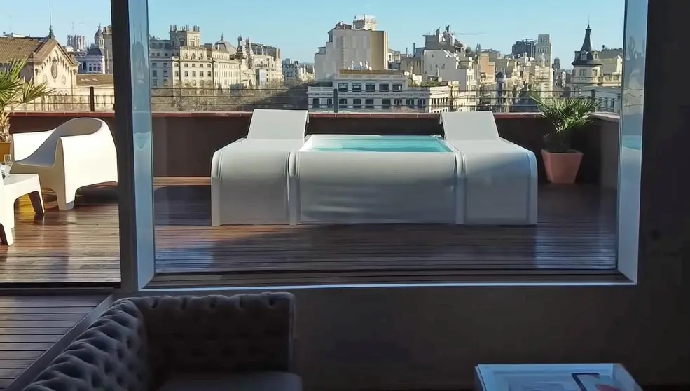 Piscina con tumbonas del Leroy Merlin