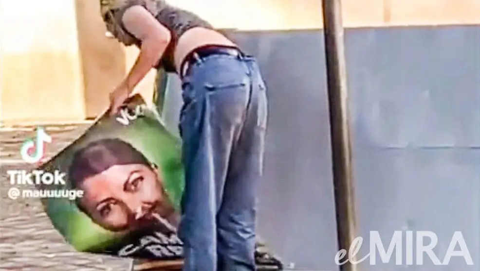 Arrancan carteles de Macarena Olona en Jerez a plena luz del d&iacute;a y lo suben a TikTok