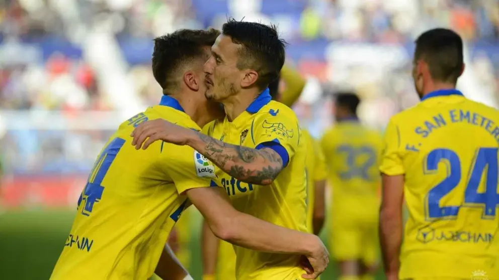 Salvi S&aacute;nchez celebra, junto a Iv&aacute;n Alejo, su tanto en el Ciutat de Val&egrave;ncia | CCF