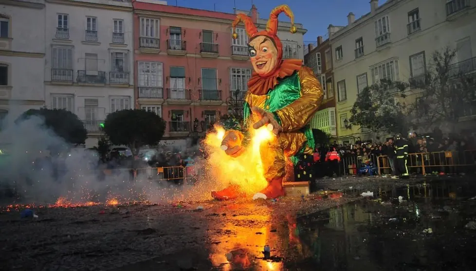 Esta es la Quema del Dios Momo m&aacute;s extra&ntilde;a de la historia del Carnaval de C&aacute;diz