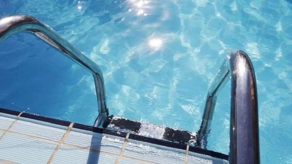 Muere el ni&ntilde;o de 2 a&ntilde;os que cay&oacute; en una piscina en Co&iacute;n