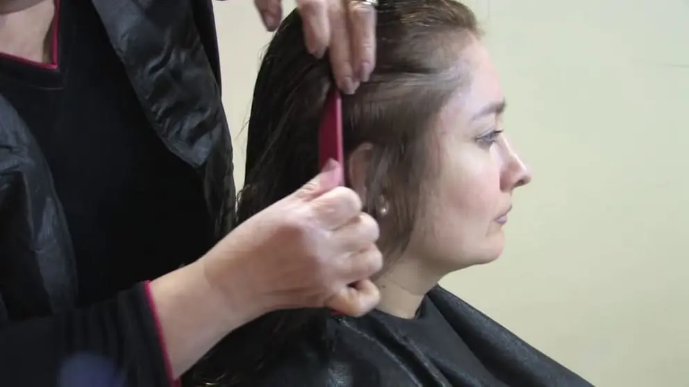 Los peluqueros gaditanos en pie de guerra contra el PSOE por subir el IVA