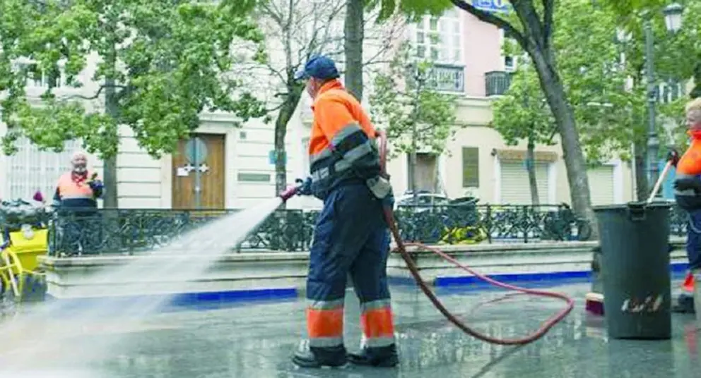 El 'culebr&oacute;n' de la limpieza en C&aacute;diz. Sin empresa para recoger la basura