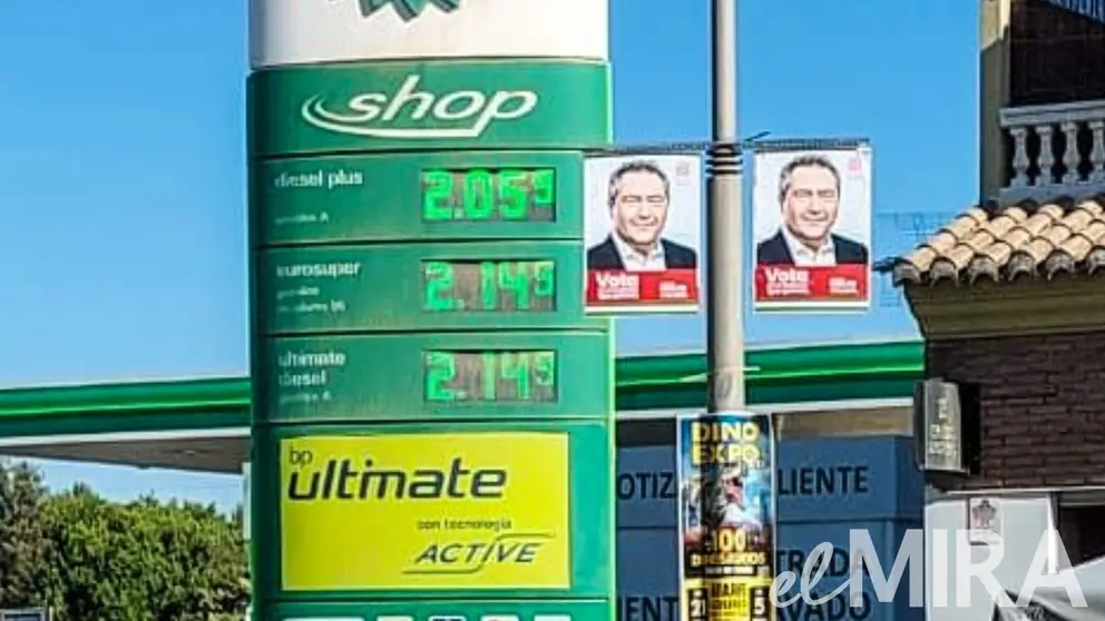 El PSOE coloca carteles de Vota a Juan Espadas junto a los precios abusivos del combustible
