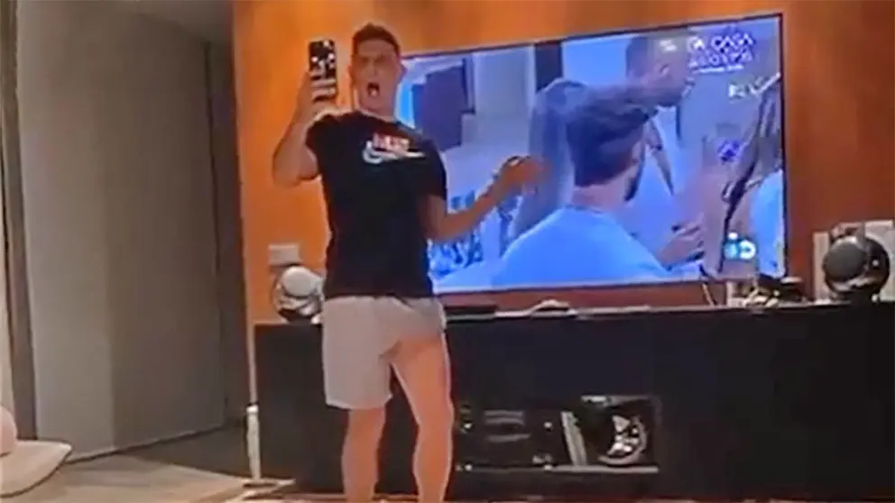 Este es el sal&oacute;n de lujo donde ve Joaqu&iacute;n la Isla de las Tentaciones con Susana