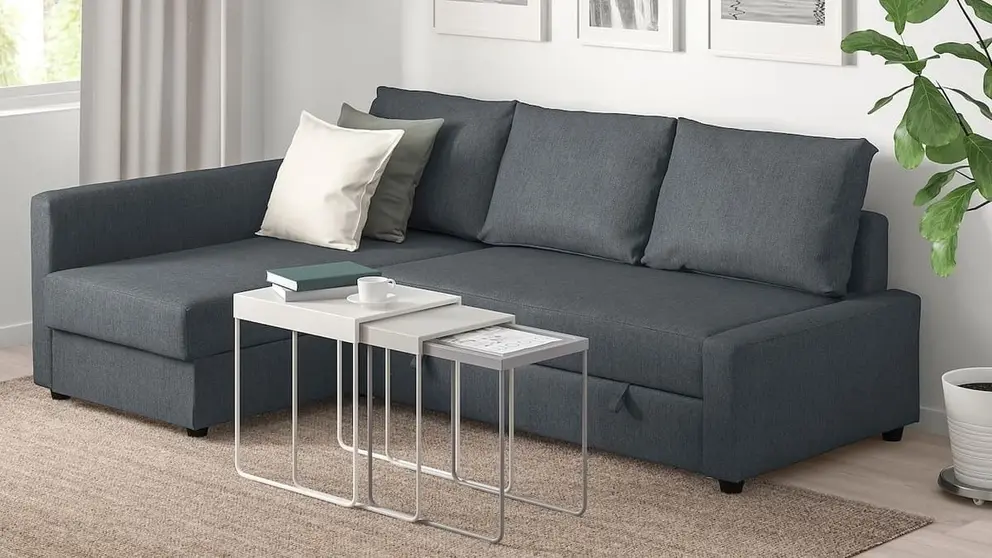 El sof&aacute; cama chaise longue en gris oscuro de Ikea convierte el sal&oacute;n en un dormitorio acogedor