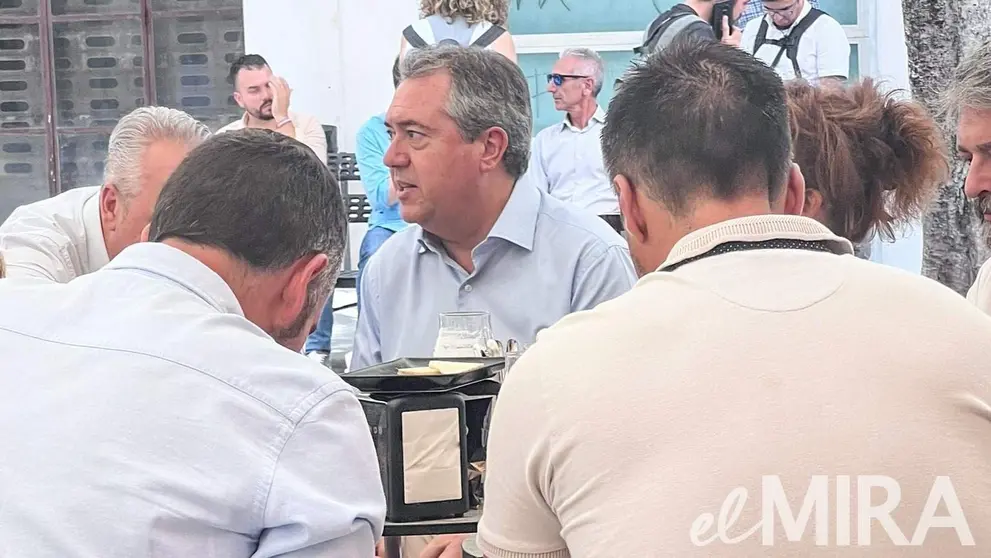 Juan Espadas en un bar de Jerez tras el acto de cierre de campa&ntilde;a