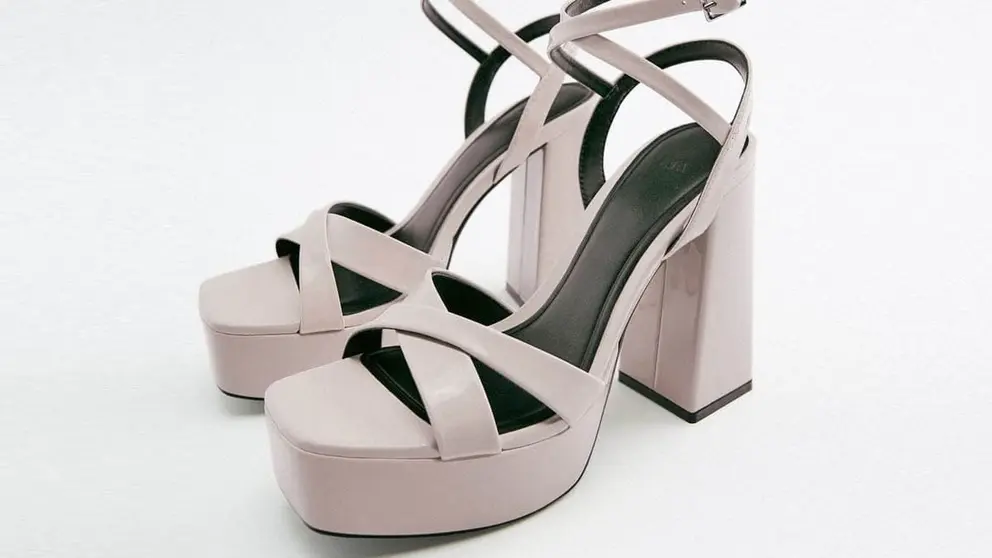 La sandalia con plataforma y tac&oacute;n de Zara que queda molona con vaqueros y vestidos