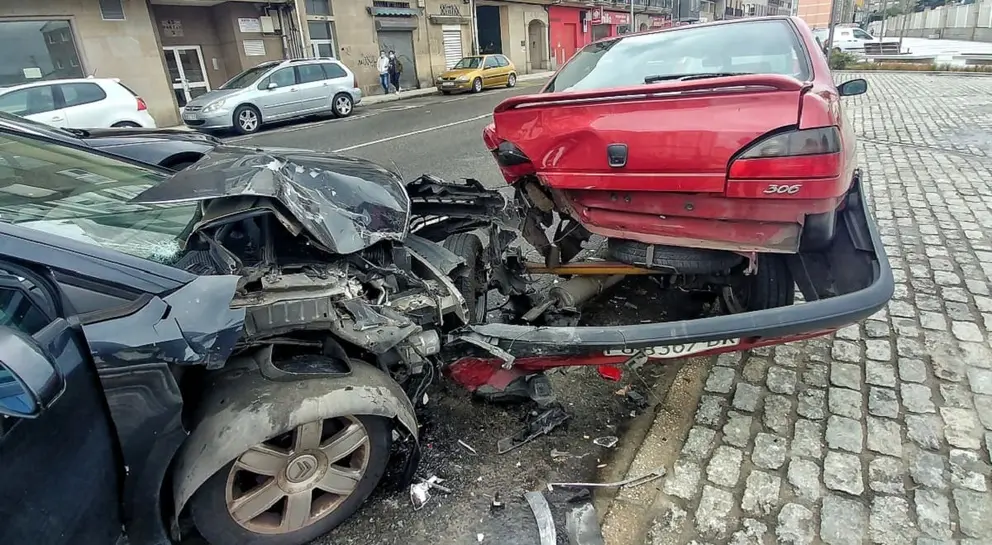 Susto en And&uacute;jar. Chocan 2 coches a plena luz del d&iacute;a en el centro