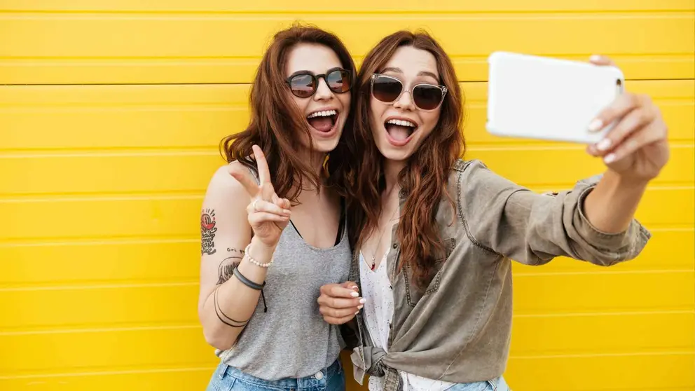 Dos j&oacute;venes grabando un v&iacute;deo de TikTok