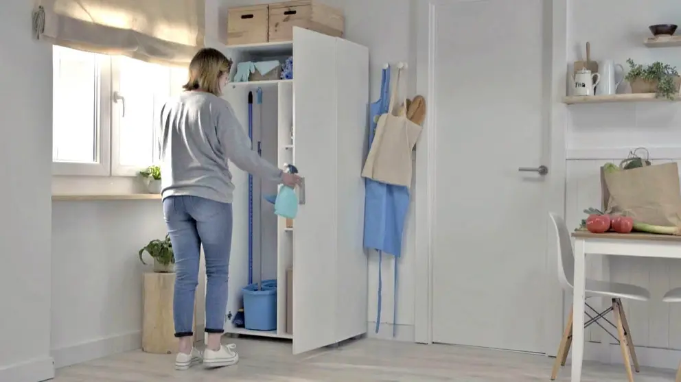 El armario hecho despensa de Leroy Merlin: soluci&oacute;n para no dejar en el suelo los productos de limpieza