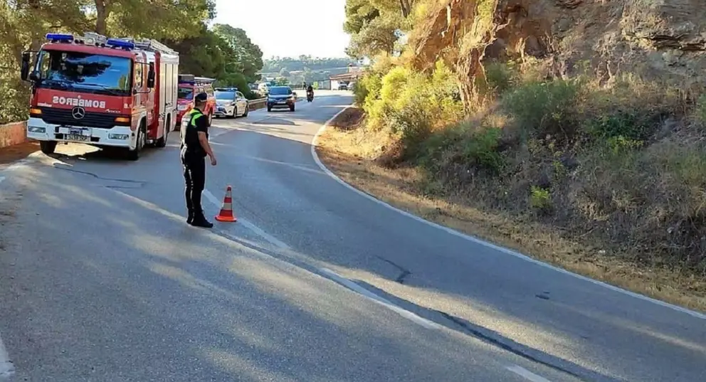 Susto en M&aacute;laga. Cae con su coche 150 metros por un terrapl&eacute;n y choca contra un pino