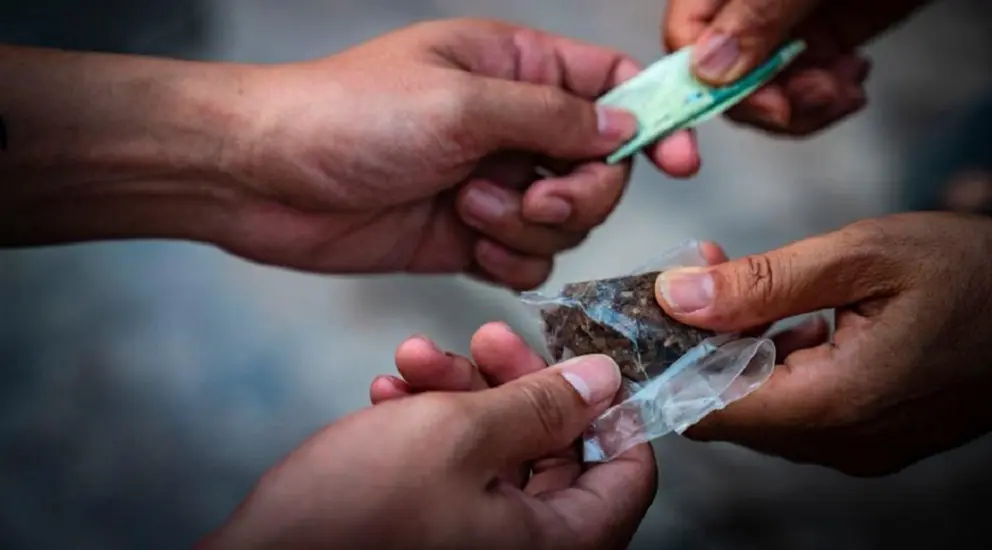 As&iacute; venden droga a plena luz del d&iacute;a y delante de ni&ntilde;os en Sevilla