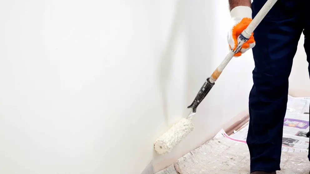 Un pintor en la fachada de un edificio