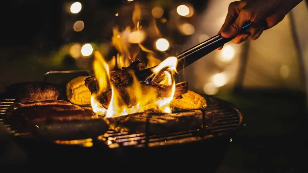 Lidl la l&iacute;a en verano: la l&aacute;mpara con im&aacute;n resistente al calor que te alumbra de noche la barbacoa