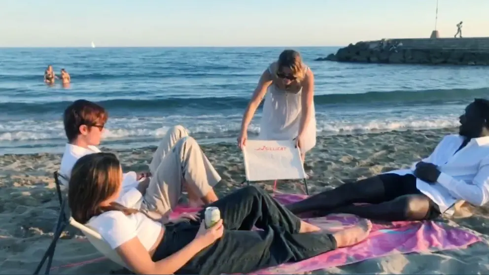 La silla plegable que no ocupa lugar y necesitas una toalla para sentarte