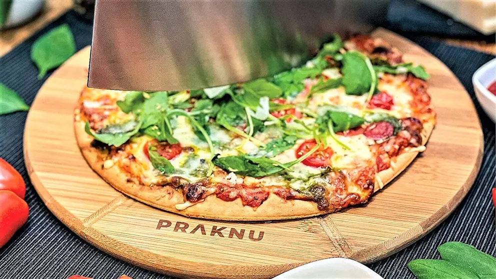 El plato + cuchillo para pizzas que es una maravilla para cortar porciones precisas lo tiene Amazon