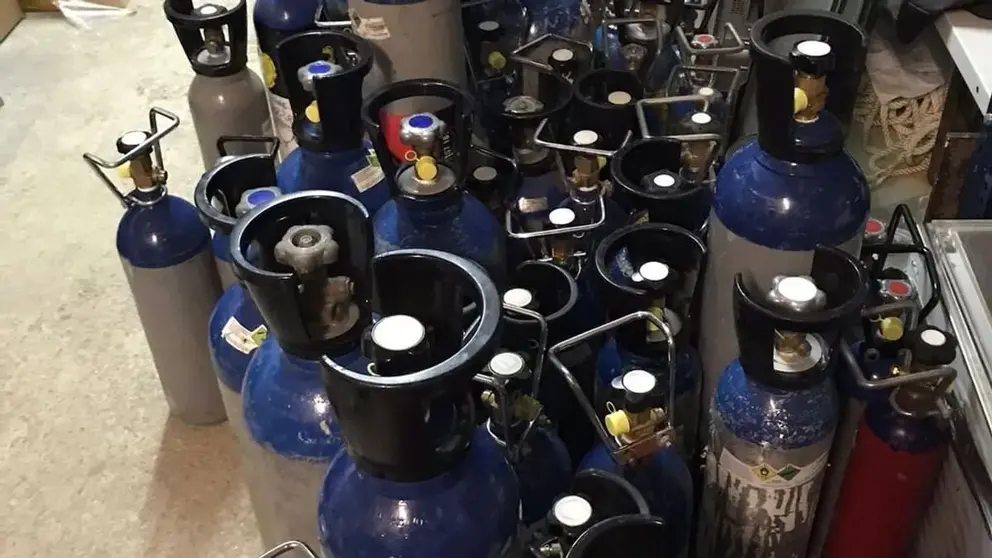 As&iacute; venden botellas del gas de la risa para fiestas privadas en Marbella