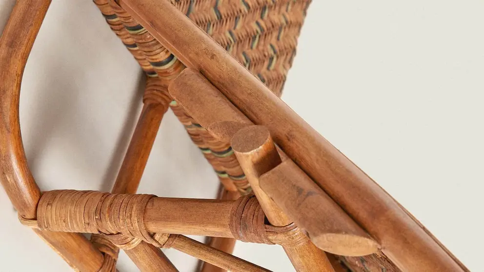 Ni en Ikea lo ves: la silla sin patas de Zara Home que es ideal para sentarse en el jard&iacute;n