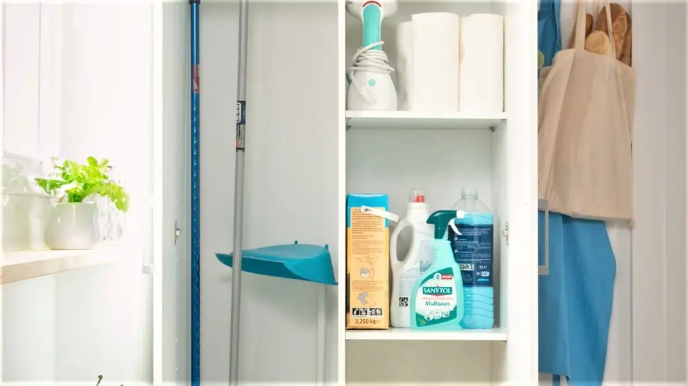 M&aacute;s barato que en Ikea: el armario de Leroy Merlin pensado para guardar la fregona (limpieza)