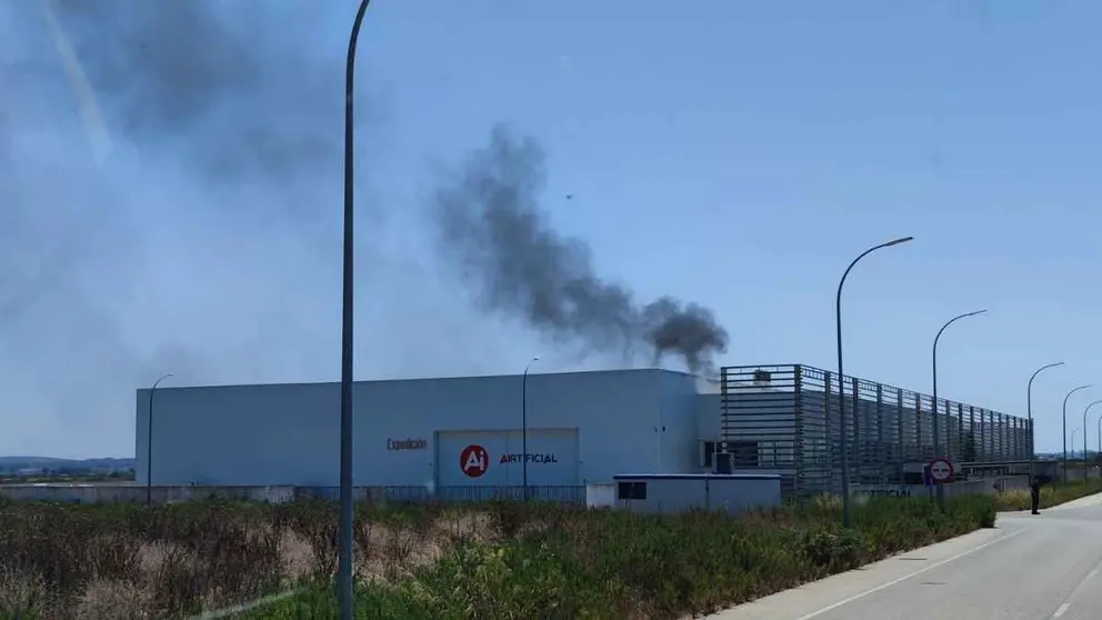 Incendio en contenedores de basuras junto a una nave en Jerez | Bomberos Jerez