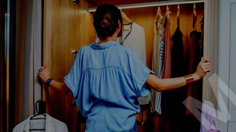 Adi&oacute;s a escoger la ropa a oscuras: la l&aacute;mpara con sensor de Ikea se enciende sola