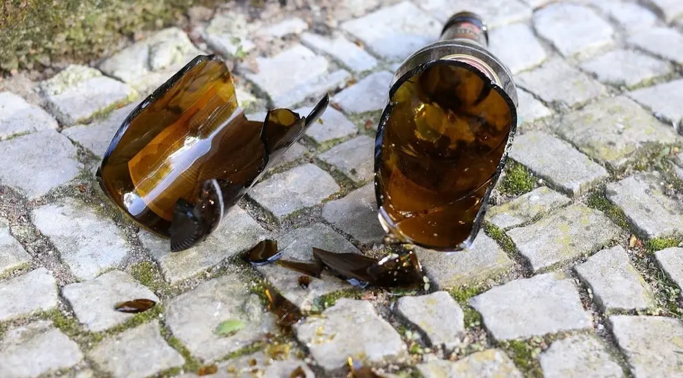Monumental pelea en Baza (Granada). Cristales, botellas y navajas