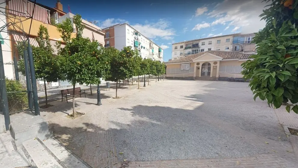 Apu&ntilde;alan a un hombre en plena calle en Granada