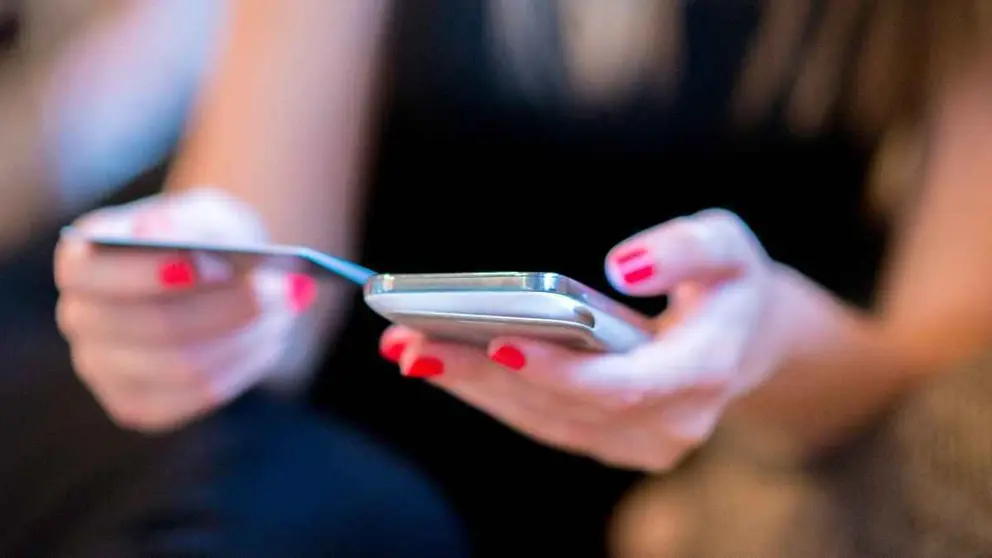 Una mujer haciendo un pago mediante bizum