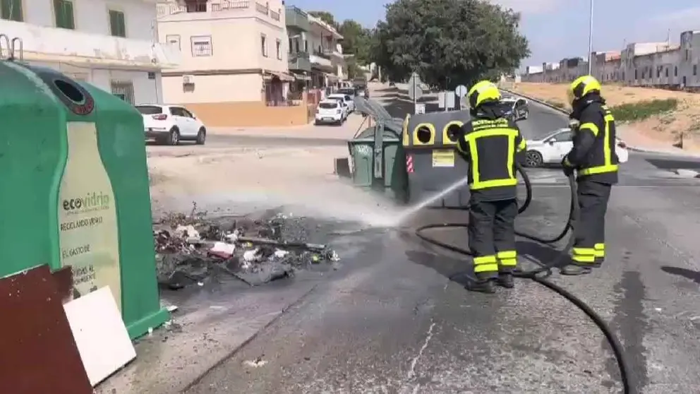Bomberos de Jerez apagando un contenedor