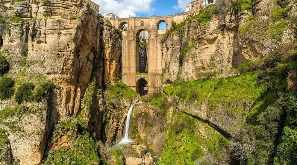 La impactante ca&iacute;da desde 5 metros cuando realizaba una ruta por el Tajo de Ronda