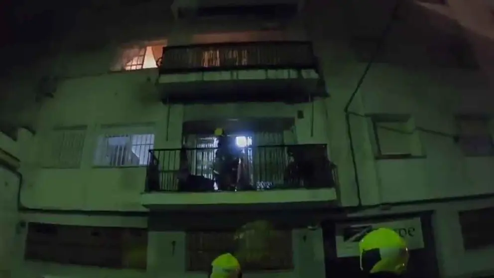 Bomberos actuando en el incendio de la calle Merced de Jerez