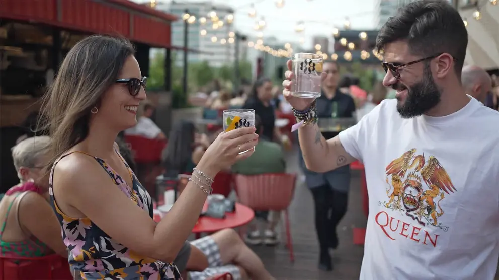 Royal Bliss rebosa las terrazas de m&uacute;sica en directo y combinados con Live The Roof