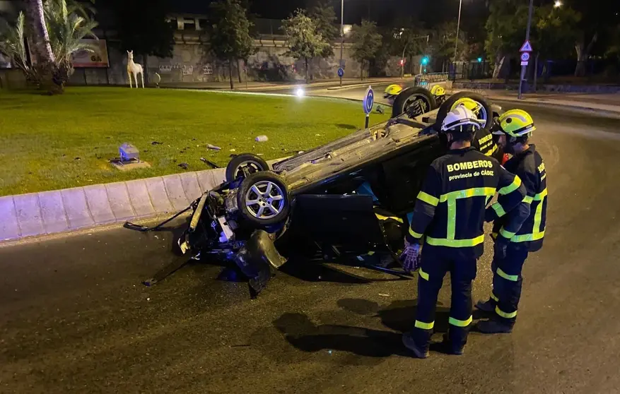 Vuelca un coche tras un aparatoso accidente de tr&aacute;fico en Jerez