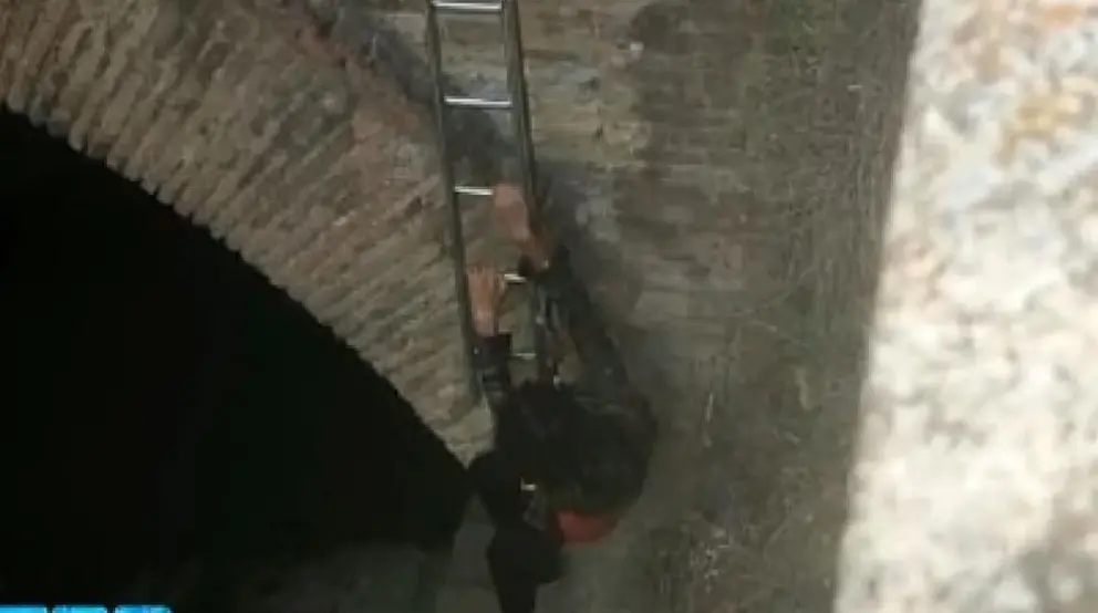 As&iacute; cae al r&iacute;o Darro en pleno centro de Granada. Estaba haciendo el pino