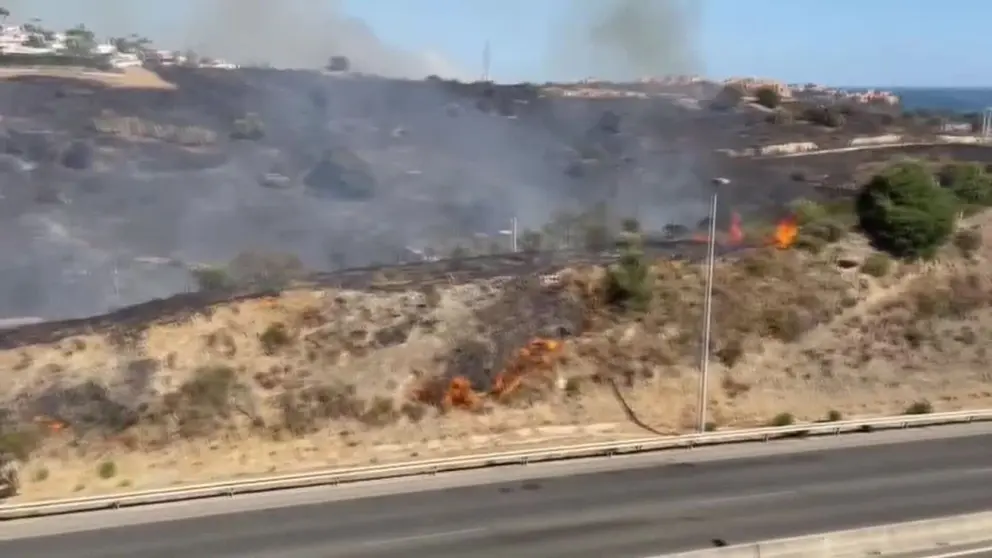 As&iacute; se quema un veh&iacute;culo en plena carretera en M&aacute;laga y provoca un incendio