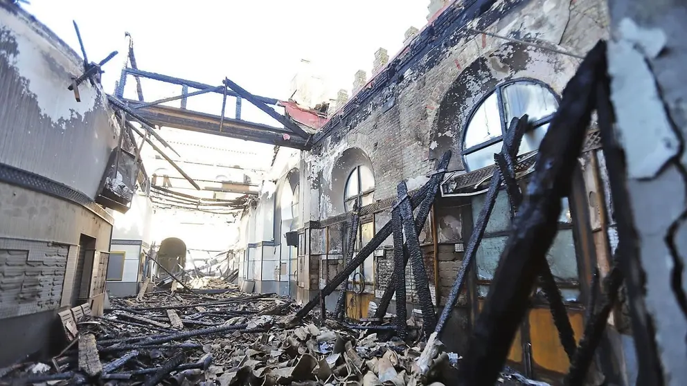 As&iacute; ha prendido en llamas la antigua estaci&oacute;n de trenes de Huelva