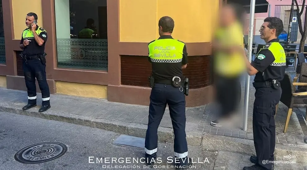 Desaparece un hombre en pleno centro de Sevilla. Lo encuentran polic&iacute;as fuera de servicio