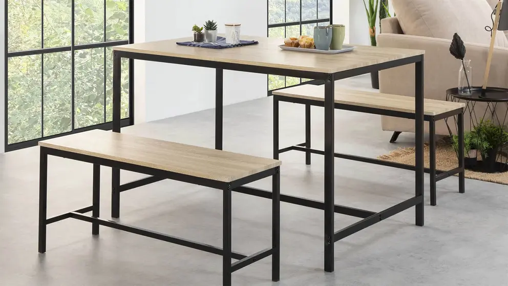 Este conjunto de mesa con bancos barato de Maisons Du Monde soluciona la falta de espacio