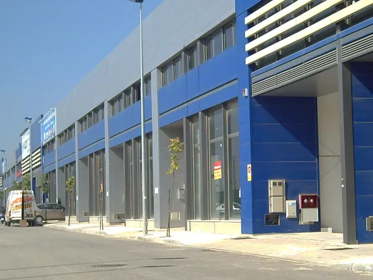 Muere un hombre tras caer desde varios metros en una nave de Sevilla