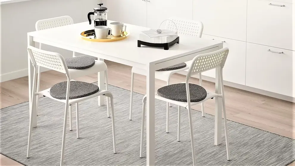 M&aacute;s barato imposible: la mesa de Ikea y 4 sillas que te encuentras en los pisos de alquiler