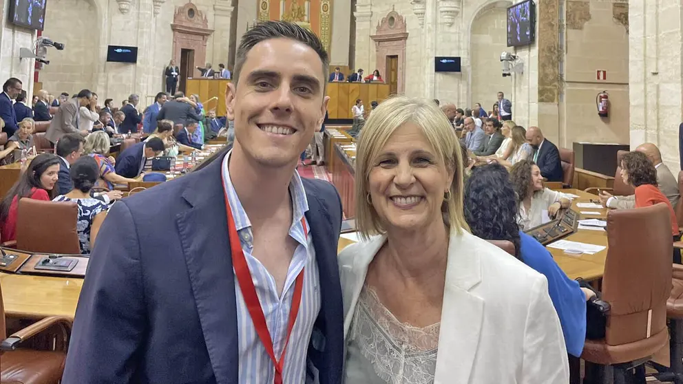 Jaime Espinar y Mar&iacute;a Jos&eacute; Garc&iacute;a-Pelayo en el Parlamento de Andaluc&iacute;a