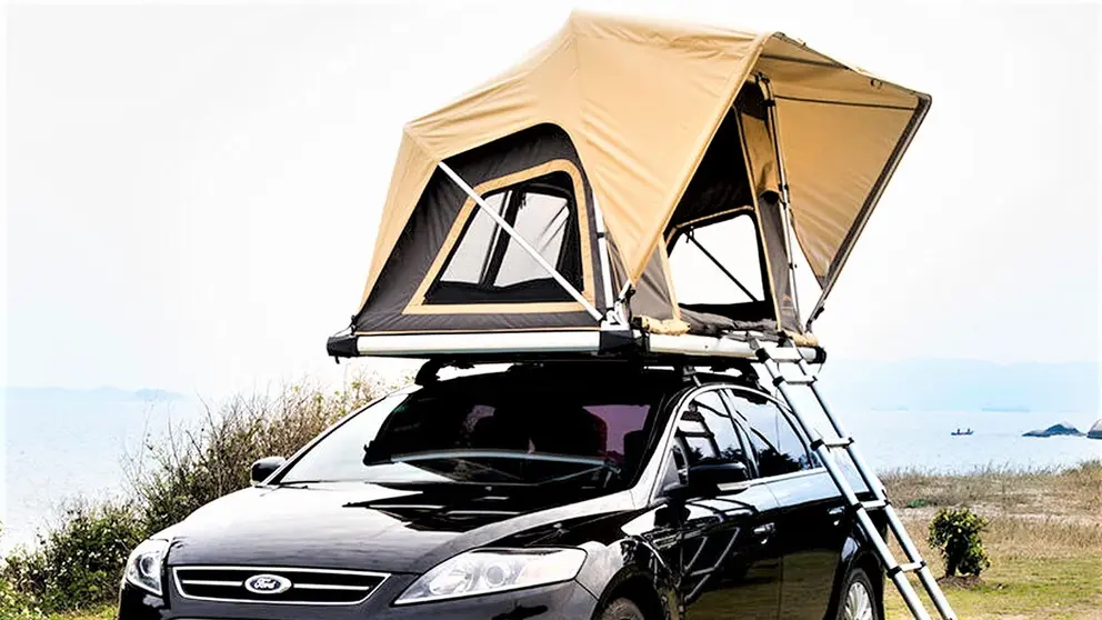 Bye bye caravanas: llega a Decathlon la tienda de campa&ntilde;a que pones encima del coche