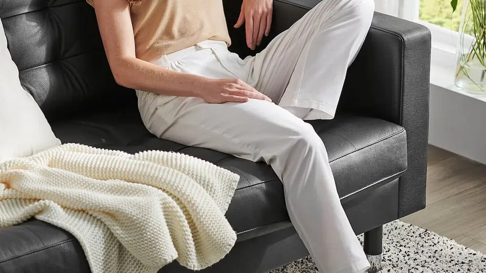 Este sof&aacute; chaise longue de piel de Ikea da al sal&oacute;n sofisticaci&oacute;n y elegancia sin rascarte el bolsillo