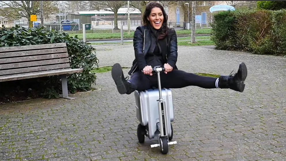 Amazon cuenta con la maleta que se conduce como un pat&iacute;n el&eacute;ctrico