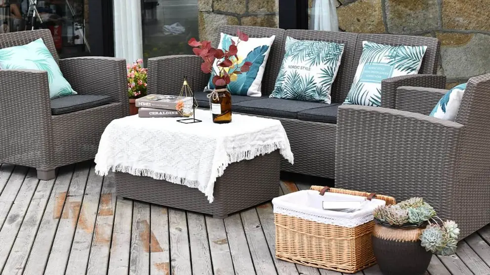 Lo m&aacute;s parecido a un sal&oacute;n en la terraza: estos muebles low cost de Maisons Du Monde van montados